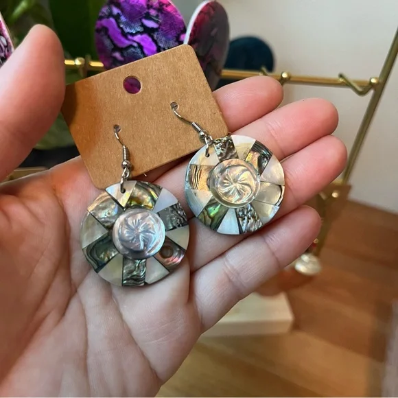 Abalone shell and mother-of-pearl drop earrings with carved flower - Picture 7 of 7